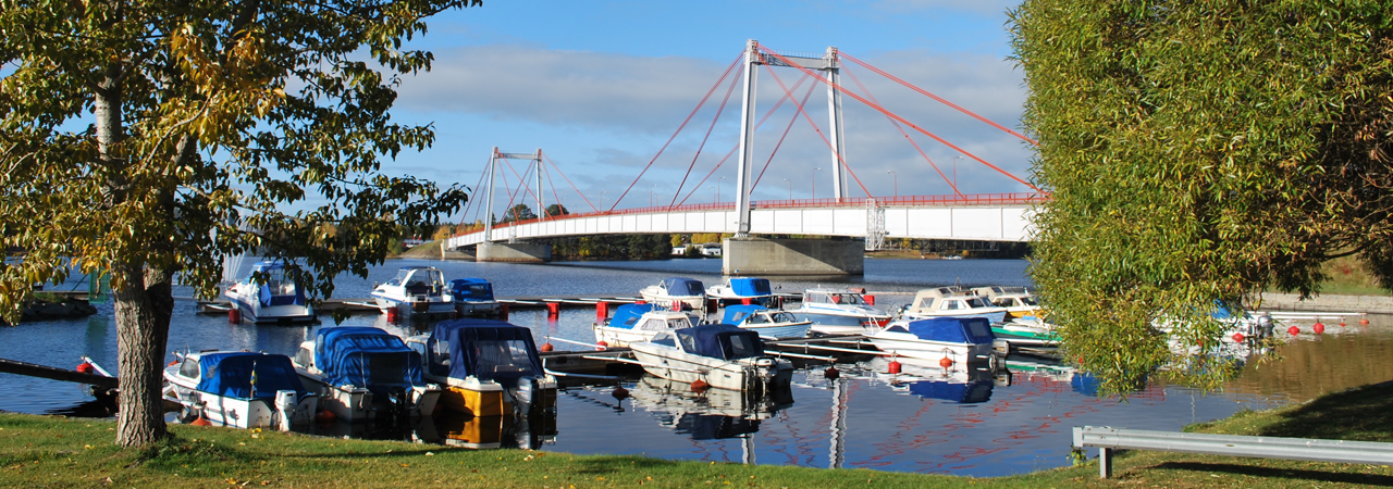 Strömsundsbron med båtar i förgrunden.